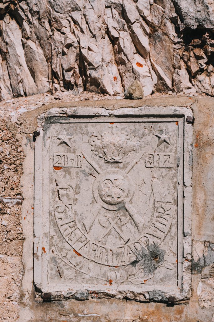A plaque beside the world war 2 tunnels of the Tre Cime di Lavaredo